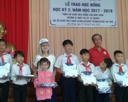 Bà Đỗ Thị Đào (VNSF) và ông Lê Thanh Trí (Chủ tịch Hội Chữ Thập đỏ tỉnh Hậu Giang) trao học bổng cho các em học sinh