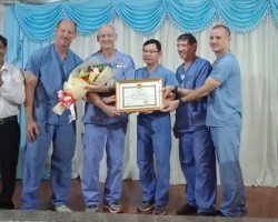 Phó Chủ tịch UBND tỉnh Đồng Văn Thanh trao bằng khen cho đại diện tập thể đoàn y bác sĩ khám bệnh trường đại học Mercer