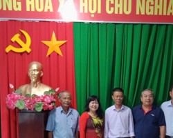 Các đại diện Sở, ngành tỉnh chụp hình chung với ông Đặng Văn Quốc Việt, đại diện Tổ chức AI (thứ 3, trái sang)