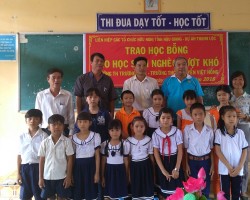 Motivating students with Thanh Loc project Scholarships