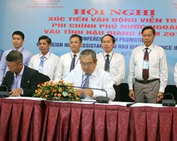 Signing MOU between Haugiang Union of Friendship organizations and Activity International