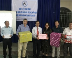 Ông Nguyễn Văn Kiểm, Tổng thư ký Liên Hiệp các tổ chức hữu nghị tỉnh Hậu Giang trao quà tại trung tâm phục hồi chức năng và giáo dục trẻ em khuyết tật tỉnh Khánh Hòa ( thứ hai bên phải)
