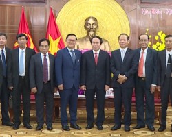 Thành viên Đoàn công tác chụp ảnh lưu niệm cùng lãnh đạo tỉnh Hậu Giang