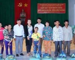 Đoàn trao quà cho các nạn nhân chất độc da cam tại xã Tân Tiến, TP.Vị Thanh