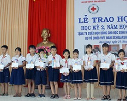 Ông Nguyễn Văn Kiểm - Tổng Thư ký Liên Hiệp Hậu Giang và Bà Đỗ Thị Đào - Giám đốc chương trình tại Việt Nam trao học bổng cho các em học sinh