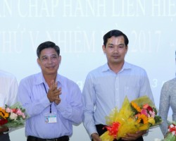Ông Đồng Văn Thanh - Phó Chủ tịch UBND tỉnh Hậu Giang (thứ 2 từ trái sang) trao hoa chúc mừng các thành viên được Hội nghị bầu ra