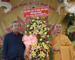 Ông Lê Văn Thao - Chủ tịch Liên Hiệp Hậu Giang tặng lẵng hoa chúc mừng lễ Phạt Đản Vesak 2019