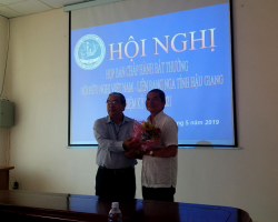 Ông Lê Văn Thao - Chủ tịch Liên Hiệp tặng hoa thay lời cảm ơn đến ông Đỗ Chiêu Quí nguyên Chủ tịch Hội hữu nghị Việt Nam - Liên Bang Nga tỉnh Hậu Giang nhiệm kỳ 2016-2021