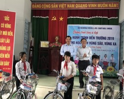 Ông Lê Minh Tuấn - Phó Chủ tịch Liên Hiệp Hậu Giang (bên trái) cùng ông Nguyễn Quốc Khánh - Giám đốc Chương trình Việt Nam trao xe đạp cho các em học sinh khó khăn huyện Long Mỹ