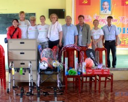 Mr. Le Van Thao - Chairman of Hau Giang Union (4th, blue shirt) and Leaders Hau Giang Social Work Center take a souvenir photo with AI