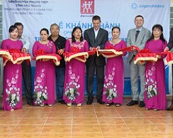 Mr. Le Van Thao - Chairman of HUFO (4th, from left)  with Zwilling Company and Saigonchildren cut the ribbon