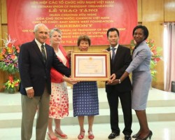 Ông Đôn Tuấn Phong (thứ 2 từ phải sang) trao tặng Huân chương Hữu nghị cho tổ chức EMWF