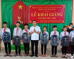 Ông Lê Minh Tuấn-Phó Chủ tịch Liên hiệp Hậu Giang trao quà năm học cho các em trường THCS Thuận Hưng, huyện Long Mỹ