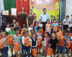 Ông Lê Minh Tuấn - Phó Chủ tịch Liên Hiệp Hậu Giang trao quà trung thu cho các em học sinh tại thị trấn Vĩnh Viễn, huyện Long Mỹ