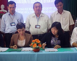 Ông Lê Văn Thao - Chủ tịch Liên Hiệp Hậu Giang (thứ 3,từ trái sang) cùng đại diện các đơn vị liên quan chứng kiến Ký kết thỏa thuận thực hiện dự án trong năm 2019 giữa NMA-V  với Sở Giáo dục và Đào, Hội Liên hiệp Phụ nữ tỉnh và UBND thành phố Vị T