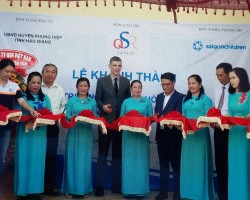 Mr. Le Van Thao - Chairman of Hau Giang Union (8th from the left) with Saigonchildren and sponsors ribbon-cutting ceremony