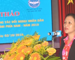 Bà Nguyễn Phương Nga – Bí thư Đảng đoàn, Chủ tịch Liên hiệp các tổ chức hữu nghị Việt Nam phát biểu tại hội nghị