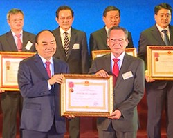 Thủ tướng Chính phủ Nguyễn Xuân Phúc (bìa trái, hàng đầu) trao Huân chương Lao động hạng Nhất về công tác xây dựng NTM cho lãnh đạo tỉnh Hậu Giang.