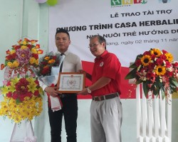 Leader of  Can Tho Red Cross Society gives thanks to the sponsor