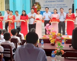 Mr. Le Minh Tuan - Vice Chairman of Union of Hau Giang Union (8th from right) with leaders of Phung Hiep and sponsors cut the ribbon to inaugurate Phung Hiep Primary School.