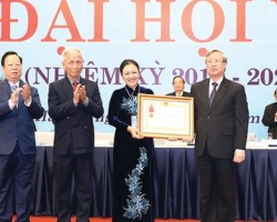 Thường trực Ban Bí thư Trung ương Đảng Trần Quốc Vượng trao Huân chương Lao động hạng nhất của Chủ tịch nước tặng tập thể Liên hiệp các tổ chức hữu nghị Việt Nam.
