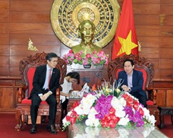 Ông Lê Tiến Châu (phải), Phó Bí thư Tỉnh ủy, Chủ tịch UBND tỉnh, tiếp Tổng Lãnh sự quán Hàn Quốc tại Thành phố Hồ Chí Minh