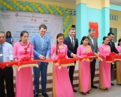 Mr. Le Van Thao – Chairman  Hau Giang province the Union of Friendship Organizations (second from left) with  Saigonchildren Organization and leaders of Phung Hiep district cut the ribbon to inaugurate the Thanh Hoa 2 primary School.