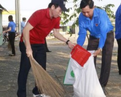 Chủ tịch UBND tỉnh Nguyễn Tiến Châu (áo đỏ) dẫn đầu lãnh đạo các sở, ban ngành xuống đường dọn dẹp vệ sinh, thu gom rác thải trong ngày chủ nhật đầu tiên của năm mới 2020.