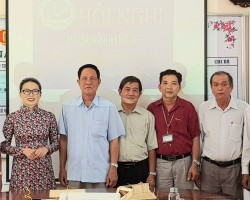 Ông Nguyễn Văn Nhân (áo đỏ) chúc mừng Ban chấp hành Hội hữu nghị Việt Nam - Campuchia nhiệm kỳ 2016 - 2021.
