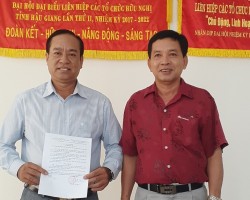 Ông Nguyễn Văn Nhân - Chủ tịch Liên hiệp Hậu Giang trao quyết định cho ông Võ Thanh Hải - Trưởng Phòng Nghiệp Vụ.