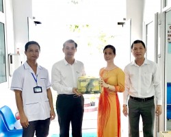 Ông Lê Minh Tuấn - Phó Chủ tịch Liên Hiệp Hậu Giang (thứ 2,trái sang) tặng khẩu trang kháng khuẩn cho trạm y tế phường Bình Thạnh, TX.Long Mỹ.