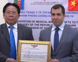 Ông Nghiêm Vũ Khải - Chủ tịch Hội hữu nghị Việt Nam - Azerbaljan tặng khẩu trang cho Đại sứ quán Azerbaljan tại Việt Nam phòng chống đại dịch Covid-19.