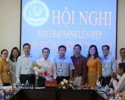 Ông Nguyễn Văn Nhân - Chủ tịch Liên hiệp Hậu Giang ( thứ 5, từ trái sang) chụp ảnh lưu niệm cùng Thường trực Liên hiệp, Ban thường Vụ và BCH Liên hiệp nhiệm kỳ 2017 - 2022.