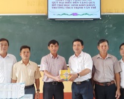 Ông Nguyễn Văn Nhân - Chủ tịch Liên hiệp Hậu Giang (thứ 3, từ phải sang) tặng quà cho học sinh nghèo trường THCS Trịnh Văn Thì, TX Long Mỹ.