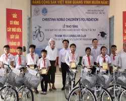 Mr. Le Minh Tuan - Vice Chairman of Hau Giang Union of Friendship Organizations (5th from right) and CNCF grants bicycles to poor students in Long My district.
