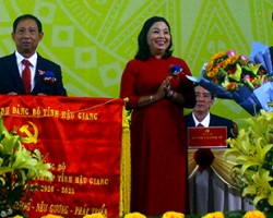 Ông Lê Tiến Châu (bìa phải), Phó Bí thư Tỉnh ủy, Chủ tịch UBND tỉnh, nhận hoa sau khi tặng bức trướng chúc mừng đại hội.
