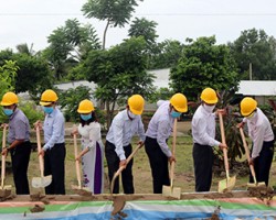 Leader of Hau Giang province Union of Friendship Organizations with leaders of  People's Committee of Long My district conducted the groundbreaking ceremony of Xa Phien 2 Kindergarten School.