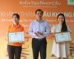 Mr. Le Minh Tuan - Vice-Chairman of the Union of Friendship Organizations awarded certificates of merit of the Hau Giang Provincial People's Committee to Nam Phuong Foundation for its achievements in the social security work of the province.