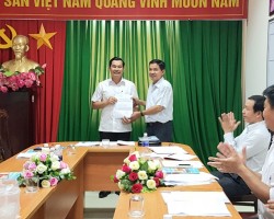 Đồng chí Nguyễn Văn Nhân - Bí thư Chi bộ, Chủ tịch Liên hiệp trao quyết định Chủ tịch CĐCS Liên hiệp nhiệm kỳ 2017 - 2022 cho đồng chí Lê Minh Tuấn.