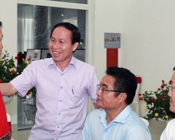 Ông Lê Tiến Châu - Bí thư Tỉnh ủy, Chủ tịch UBND tỉnh Hậu Giang thăm hỏi ân cần với doanh nghiệp, doanh nhân.