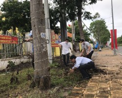 Lãnh đạo Liên hiệp Hậu Giang tham gia dọn vệ sinh.