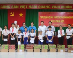 Mr. Le Minh Tuan - Vice Chairman of the Union of Friendship Organizations with Saigonchildren grant gifts to students.