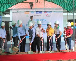 Mr. Nguyen Van Nhan - Chairman of the Union of Hau Giang (second, from left) with the leaders of Phung Hiep district and the Saigonchildren conducted the groundbreaking ceremony.