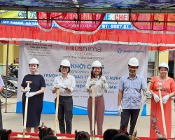 Mr. Le Minh Tuan - Vice - Chairman  Union of Friendship Organization's  (4th, from right)  with the leaders of Phung Hiep district and SAIGONCHILDREN performed the groundbreaking ceremony of Tan Phuoc Hung Kindergarten
