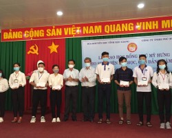 Mr. Nguyen Van Nhan - Chairman of Hau Giang Province the Union of Friendship Organizations grant scholarships for poor students