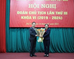 Chủ tịch VUFO Nguyễn Phương Nga tặng hoa chúc mừng ông Nguyễn Văn Doanh. (Ảnh: TV)