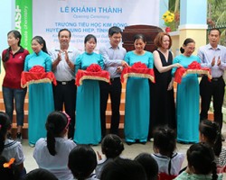 The delegates ribbon cutting Ceremony at Kim Dong Primary School ,Hoa Long B hamlet, Kinh Cung town, Phung Hiep district.