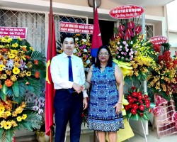 Ông Lê Minh Tuấn - Phó Chủ tịch, kiêm Tổng Thư ký Liên hiệp Hậu Giang chụp ảnh lưu niệm cùng Bà Indira Lopez Arguelles – Tổng lãnh sự quán Cuba tại thành phố Hồ Chí Minh.