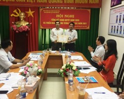 Ông Lê Minh Tuấn - Phó Bí thư Chi bộ,Phó Chủ tịch Liên hiệp Hậu Giang tặng giấy khen Đảng viên Hoàn thành xuất sắc nhiệm cho đồng chí Bí Thư Chi bộ, Chủ tịch Liên hiệp Nguyễn Văn Nhân.