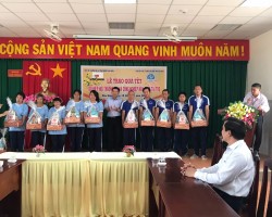 Ông Nguyễn Văn Nhân - Chủ tịch Liên hiệp Hậu Giang tặng quà cho các đối tượng bảo trợ xã hội trên địa bàn tỉnh.